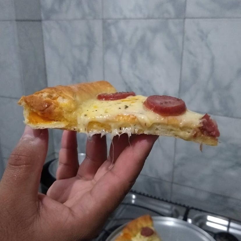Photo of the Pizza with crust stuffed with cheddar – recipe of Pizza with crust stuffed with cheddar on DeliRec