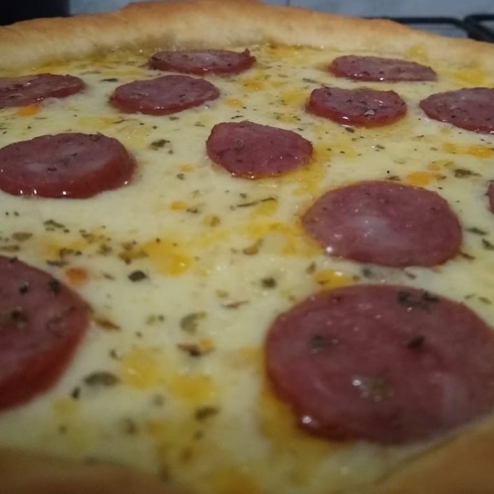 Foto da Pizza com borda recheada com cheddar - receita de Pizza com borda recheada com cheddar no DeliRec