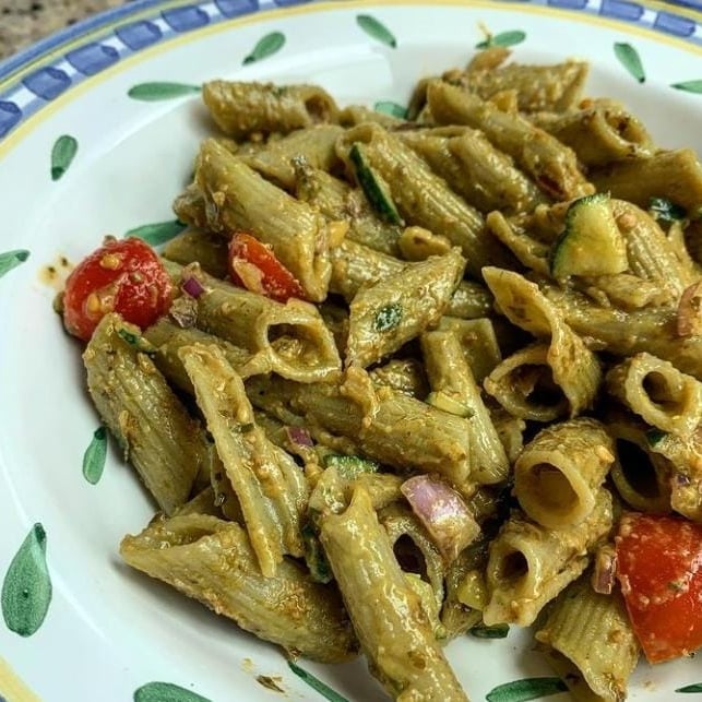Photo of the Pasta, Tomato, Onion and Cucumber Salad with Avocado Pesto and Parsley – recipe of Pasta, Tomato, Onion and Cucumber Salad with Avocado Pesto and Parsley on DeliRec