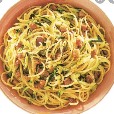 Receita de Espaguete de abobrinha com bacon artesanal  no site de receitas DeliRec