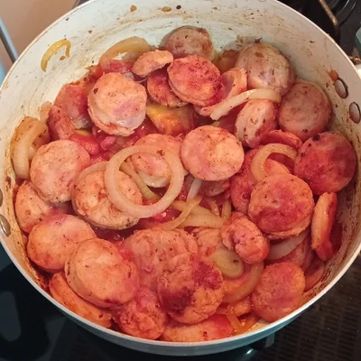 Recette de Saucisse de poulet aux oignons et tomates sur le site de recettes DeliRec