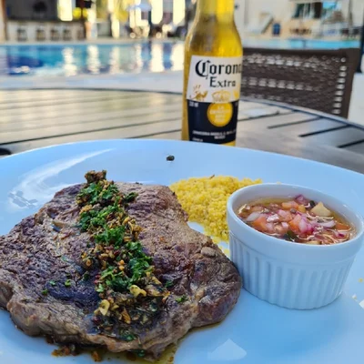 Recipe of Ancho steak with chimichurri, yellow corn farofa and campaign sauce on the DeliRec recipe website