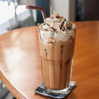 Recipe of Chocolate milkshake with whipped cream on the DeliRec recipe website