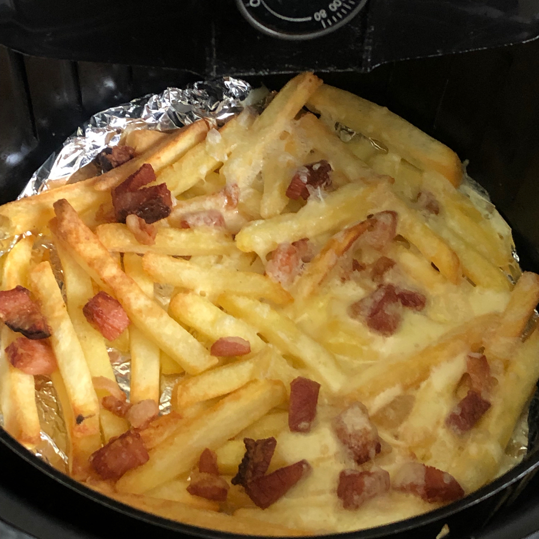 Batata frita com queijo e bacon na airfryer
