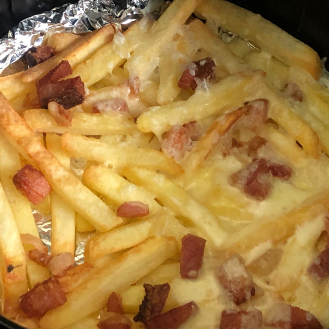Batata frita com queijo e bacon na airfryer