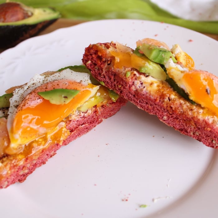 Photo of the Pink Toast with Cream Cheese, Avocado and Smoked Salmon – recipe of Pink Toast with Cream Cheese, Avocado and Smoked Salmon on DeliRec