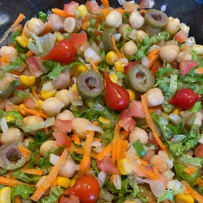 Receita de Salada de grão-de-bico com legumes fácil  no site de receitas DeliRec