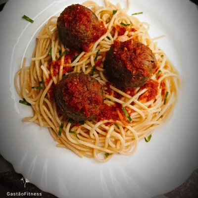 Receita de Espaguete sem glúten com almôndegas de lentilha com molho de tomate caseiro no site de receitas DeliRec