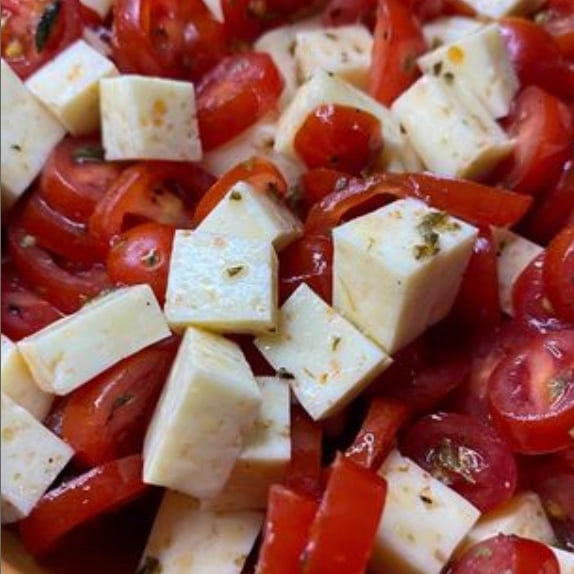 Foto da Petisco de queijo coalho e tomate cereja - receita de Petisco de queijo coalho e tomate cereja no DeliRec