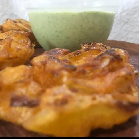 Photo of the Onion Tempura in Beer + Green Mayonnaise – recipe of Onion Tempura in Beer + Green Mayonnaise on DeliRec