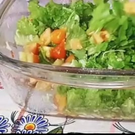Foto da Salada de alface com pimenta biquinho  - receita de Salada de alface com pimenta biquinho  no DeliRec