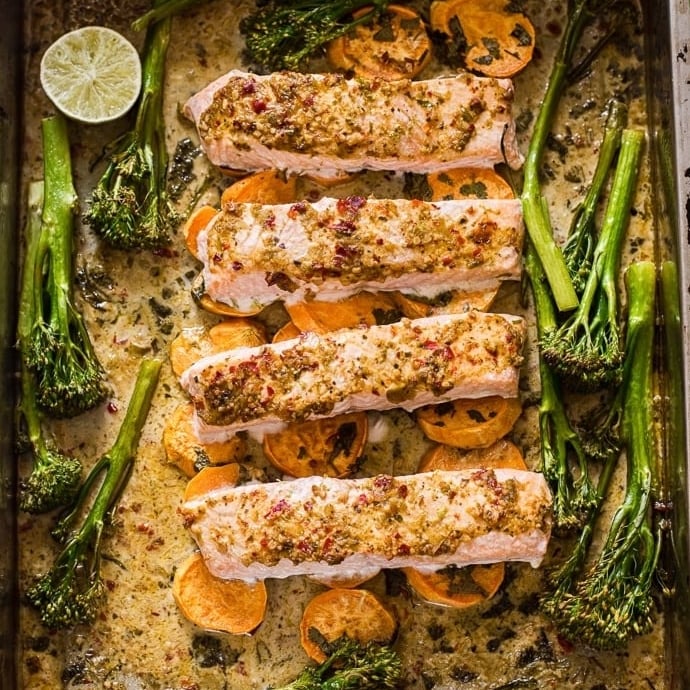 Photo of the Easy Oven Roasted Salmon with Potatoes and Vegetables – recipe of Easy Oven Roasted Salmon with Potatoes and Vegetables on DeliRec