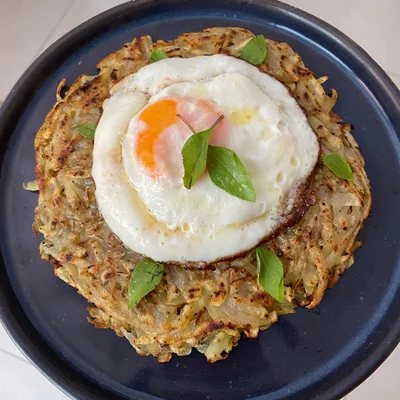 Recipe of Rösti Potato with Cottage Cheese, Egg and Basil on the DeliRec recipe website