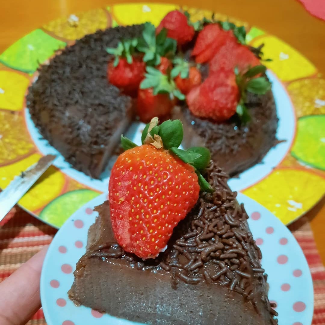 Foto da Brigadeirão de chocolate com morango - receita de Brigadeirão de chocolate com morango no DeliRec