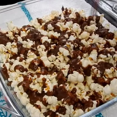 Recipe of popcorn with brigadeiro on the DeliRec recipe website