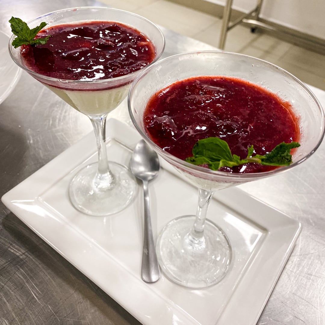Photo of the Panacotta with Strawberry Sauce – recipe of Panacotta with Strawberry Sauce on DeliRec
