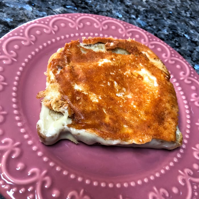 Foto da Pão com ovo e crocante de queijo - receita de Pão com ovo e crocante de queijo no DeliRec