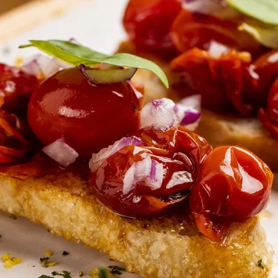 Receta de Bruschettas de tomate confitado en el sitio web de recetas de DeliRec