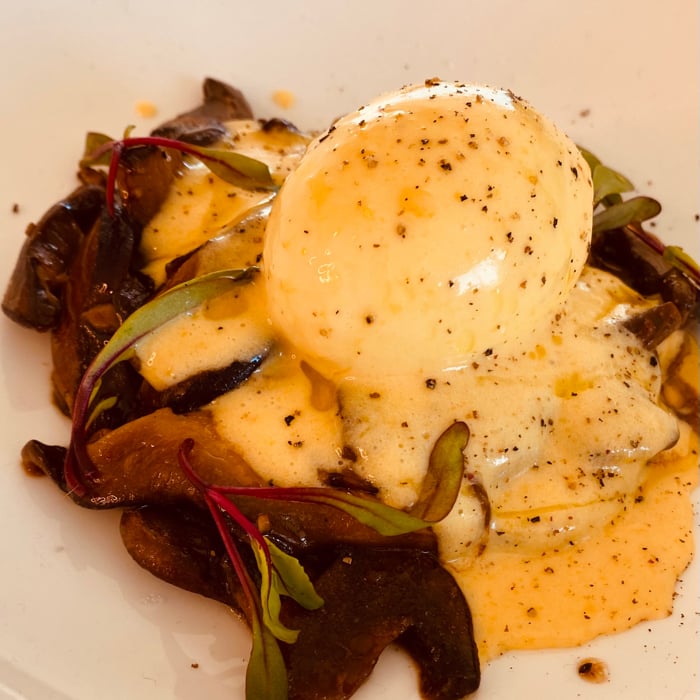 Photo of the Mollet egg, mushroom ragu and hollandaise sauce – recipe of Mollet egg, mushroom ragu and hollandaise sauce on DeliRec