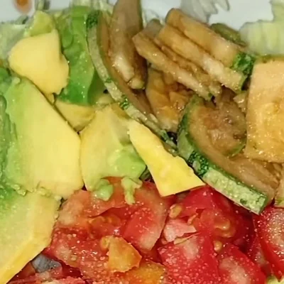 Receita de Salada de abacate, tomates, pepino e temperos no site de receitas DeliRec