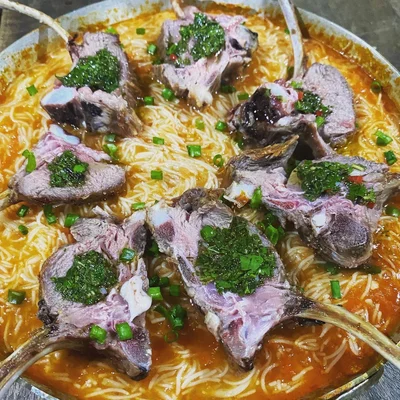 Recipe of French Rack with mint chimichurri sauce, accompanied by angel hair pasta in sugo sauce. on the DeliRec recipe website