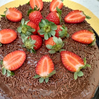 Receita de Torta de chocolate com morango no site de receitas DeliRec