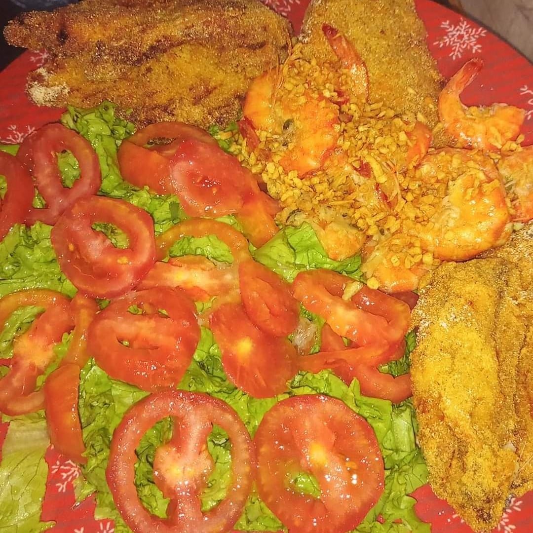 Photo of the Fried croaker fillet with shrimp and salad – recipe of Fried croaker fillet with shrimp and salad on DeliRec
