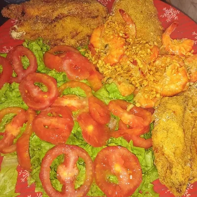 Recipe of Fried croaker fillet with shrimp and salad on the DeliRec recipe website