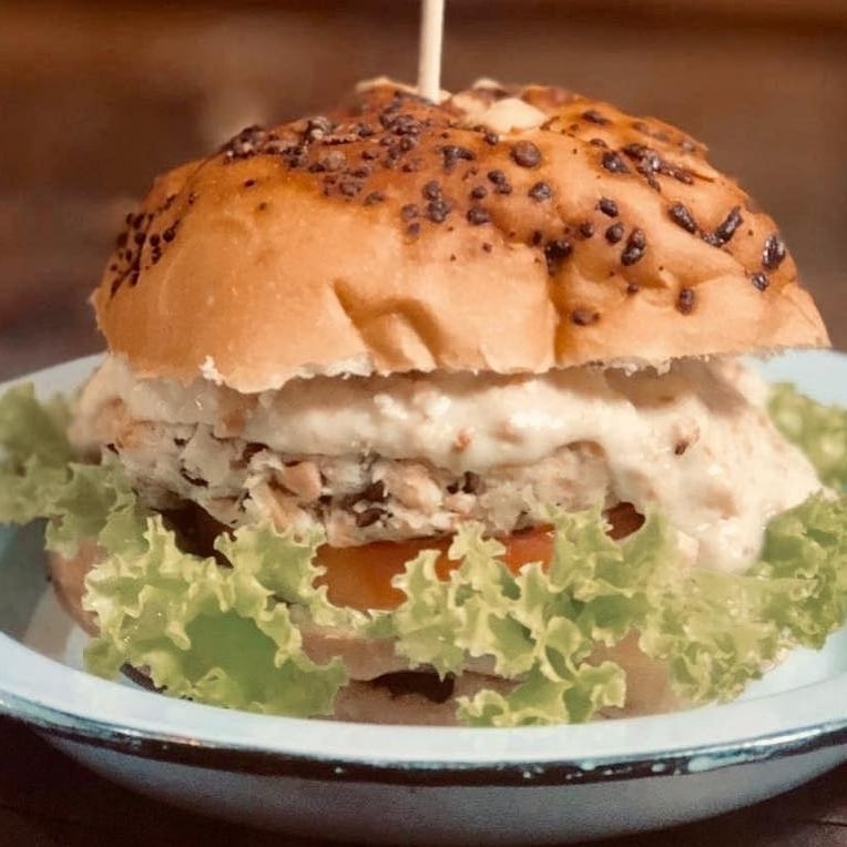 Photo of the Smoked trout burger with cashew nut cream and cheese - created Penedo Rio de Janeiro – recipe of Smoked trout burger with cashew nut cream and cheese - created Penedo Rio de Janeiro on DeliRec
