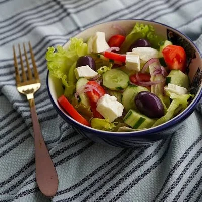 Recette de salade grecque saine sur le site de recettes DeliRec