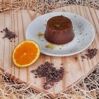 Receita de Panna Cotta de Chocolate com calda de licor de Laranja no site de receitas DeliRec