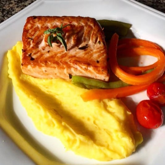 Photo of the One-sided salmon with puree and sautéed vegetables – recipe of One-sided salmon with puree and sautéed vegetables on DeliRec