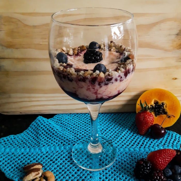 Photo of the Papaya cream with red fruit coulis and mixed nuts – recipe of Papaya cream with red fruit coulis and mixed nuts on DeliRec