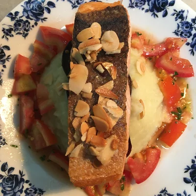 Recipe of Crispy Salmon with Mashed Sweet Potatoes, Caramelized Eggplant and Tomato Vinaigrette on the DeliRec recipe website