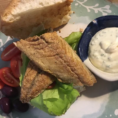 Recipe of Mackerel sandwich in cornmeal with lemon and cilantro mayonnaise on the DeliRec recipe website