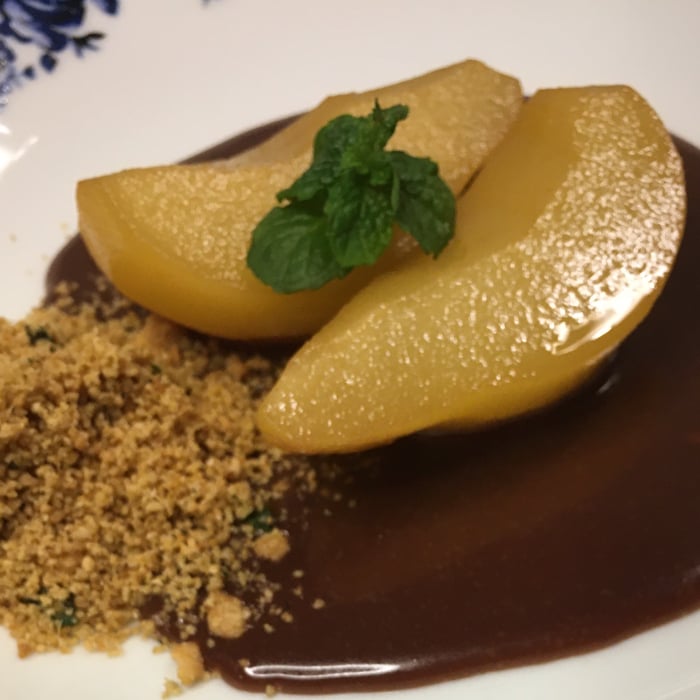 Photo of the Poached pears with chocolate syrup and mint crumbs – recipe of Poached pears with chocolate syrup and mint crumbs on DeliRec