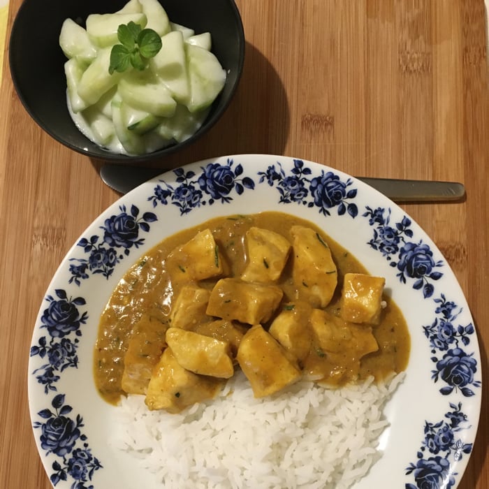 Photo of the Sirloin curry with Japanese cucumber salad in yogurt sauce – recipe of Sirloin curry with Japanese cucumber salad in yogurt sauce on DeliRec