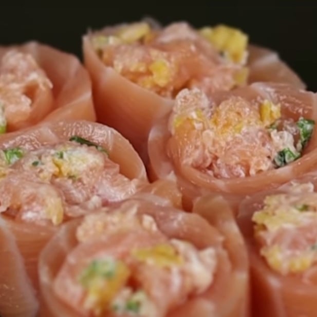 Foto da Sushi de salmão com recheio de tartar crocante.  - receita de Sushi de salmão com recheio de tartar crocante.  no DeliRec