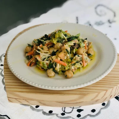 Recette de Salade de pois chiches au poulet effiloché sur le site de recettes DeliRec