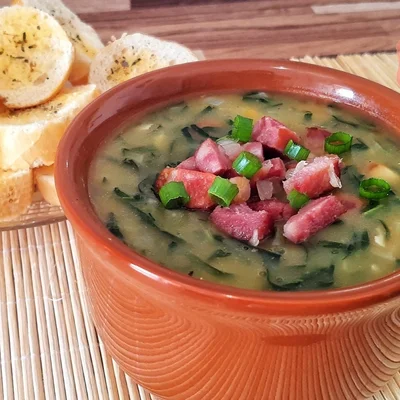 Recipe of Green broth with bacon and pepperoni on the DeliRec recipe website