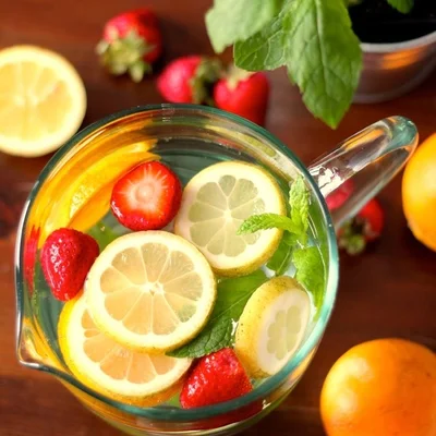 Receita de Água aromatizada com morango e limão siciliano  no site de receitas DeliRec