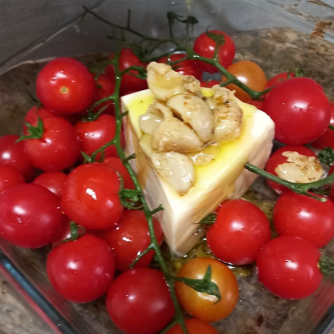 Foto da Queijo grelhado com tomates confit - receita de Queijo grelhado com tomates confit no DeliRec