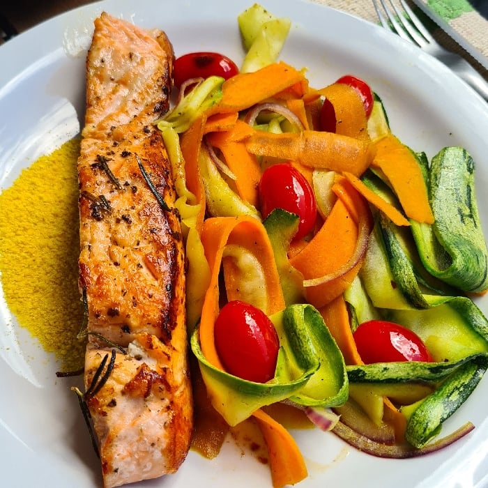 Photo of the Grilled salmon with vegetable "fettuccine" and palm oil – recipe of Grilled salmon with vegetable "fettuccine" and palm oil on DeliRec