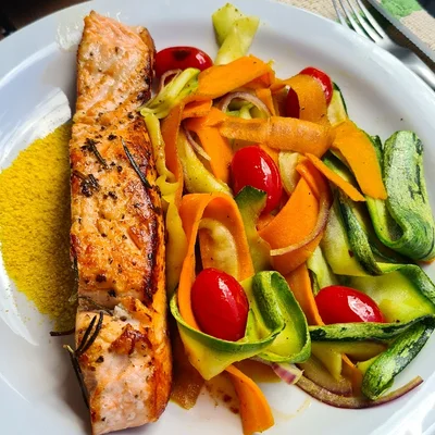 Recipe of Grilled salmon with vegetable "fettuccine" and palm oil on the DeliRec recipe website
