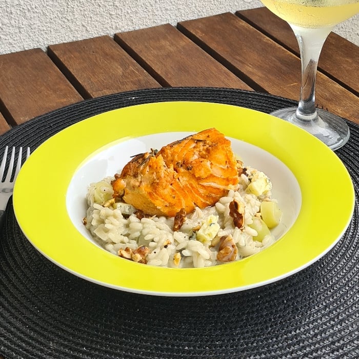 Photo of the Grilled Salmon with Gorgonzola Risotto, Grapes and Walnuts – recipe of Grilled Salmon with Gorgonzola Risotto, Grapes and Walnuts on DeliRec