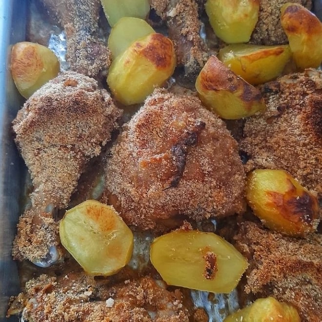 Photo of the Crispy Chicken with Potatoes in the Oven – recipe of Crispy Chicken with Potatoes in the Oven on DeliRec