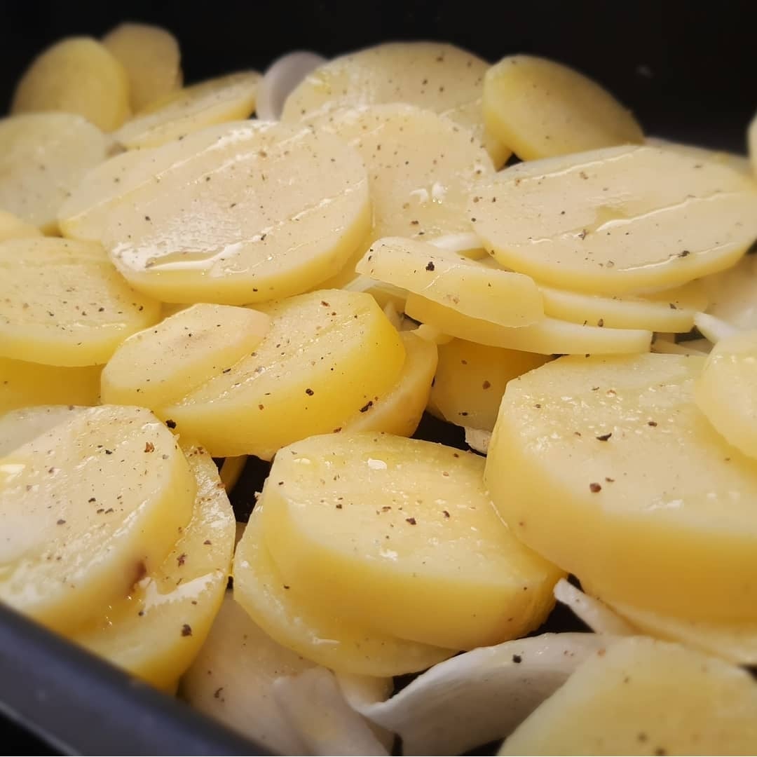 Foto aus dem Wurst mit Ofenkartoffeln. - Wurst mit Ofenkartoffeln. Rezept auf DeliRec
