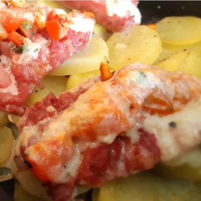 Recipe of Sausage with oven-baked potatoes. on the DeliRec recipe website
