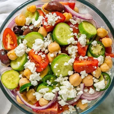 Salada grega com grão de bico