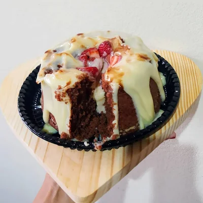 Recette de Gâteau volcan au chocolat fourré au nid de fraises sur le site de recettes DeliRec